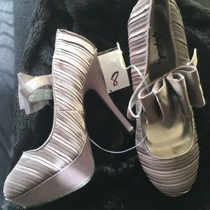 🕊Gray satin Qupid heels with bow